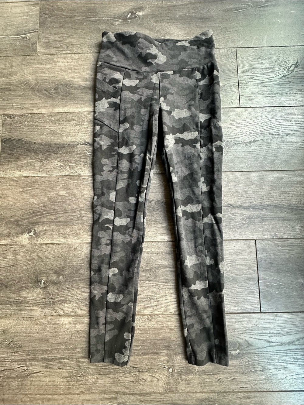 Cabi Charcoal & Black Camo High-Waist Leggings